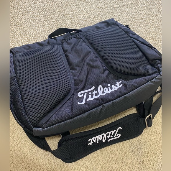 SOLD- Titleist Laptop Messenger Travel Bag. Excellent Condition. - Picture 6 of 13